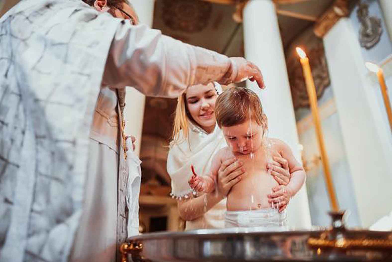 Можно быть крестным 2 раза. Таинство крещения. Крещение фотосессия. Крещение младенца. Фотосъемка крещения в храме.