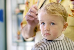 Можно ли маме подстригать своего сына