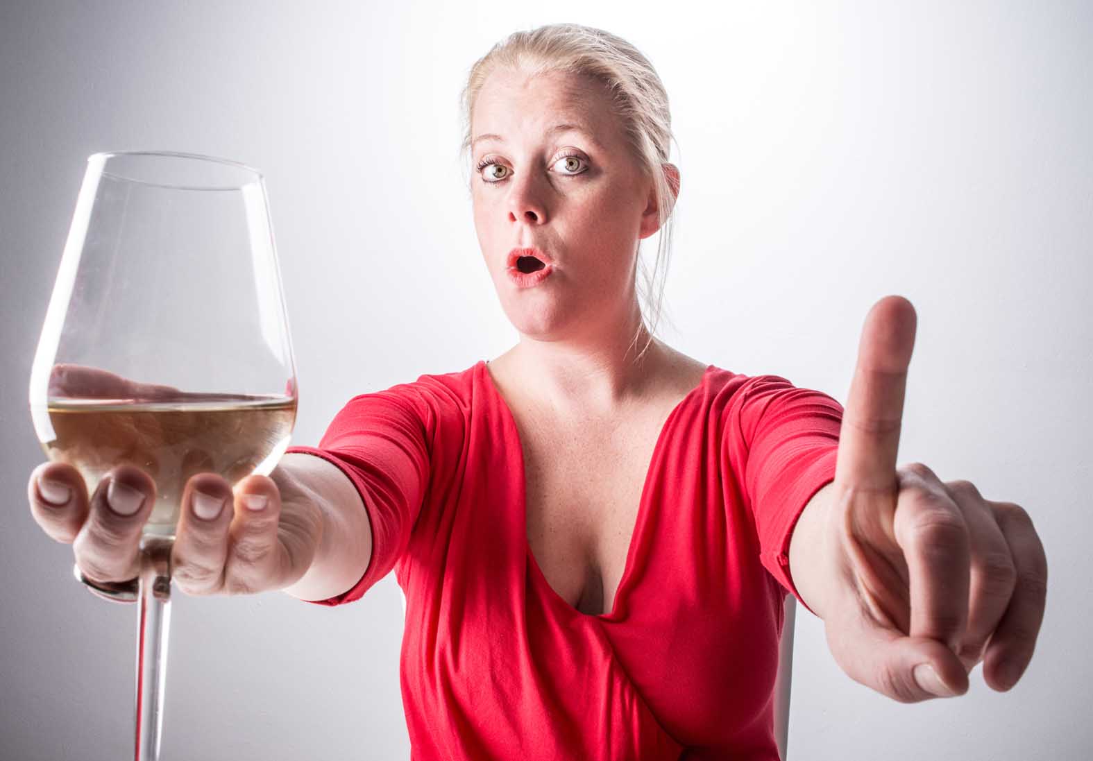 Бросить пьющую жену. Пьющая женщина. Не пить алкоголь. Алкоголь картинки.