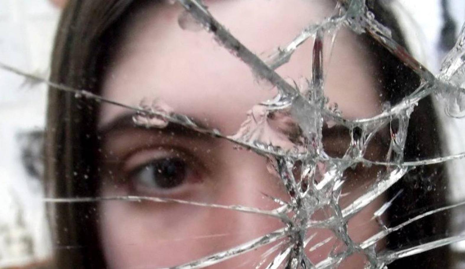 Отражение девушки в разбитом зеркале